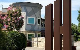 Iris Hotel